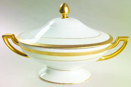Clifton (Cream Border) Oval Covered Vegetable