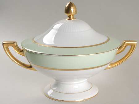 Clyde Green Round Covered Vegetable