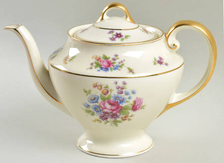 Queen's Rose Smooth #4416 Teapot & Lid