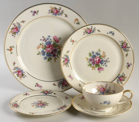 Queen's Rose Smooth #4416 40  Piece Estate Set
