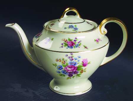 Queen's Rose Smooth #4416 Teapot & Lid