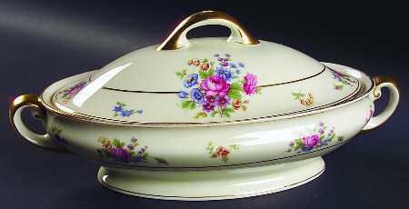 Queen's Rose Smooth #4416 Oval Covered Vegetable