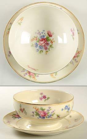 Queen's Rose Smooth #4416 Sauce Boat with Attached Underplate