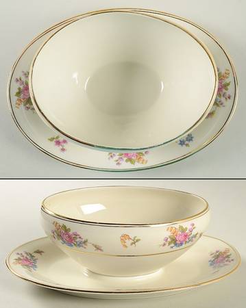 Queen's Rose Smooth #4416 Sauce Boat with Attached Underplate