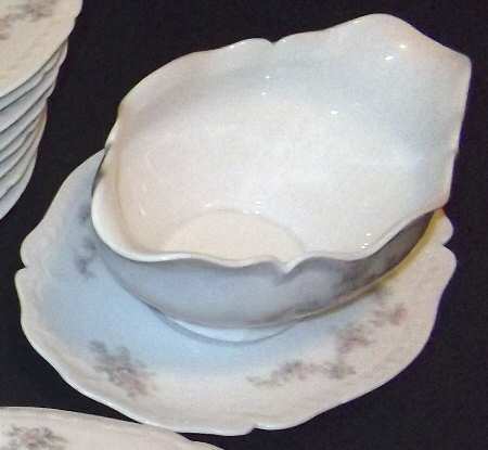 TIR32 Gravy Boat with Attached Underplate