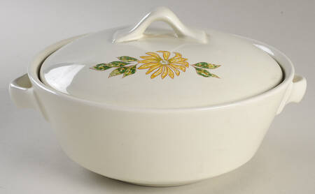 Daisy Wreath Green 1.5 Qt Round Covered Casserole