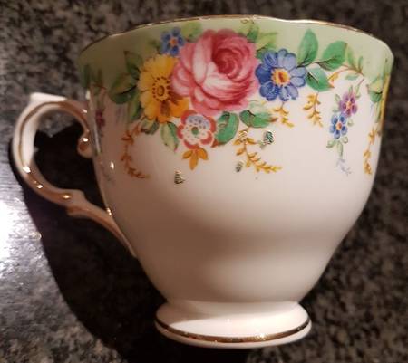 Garland (Gold Trim) Footed Cup