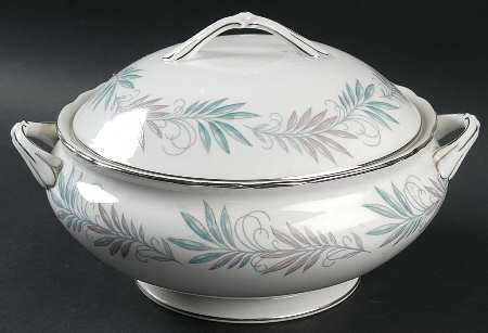 Lyric Round Covered Vegetable