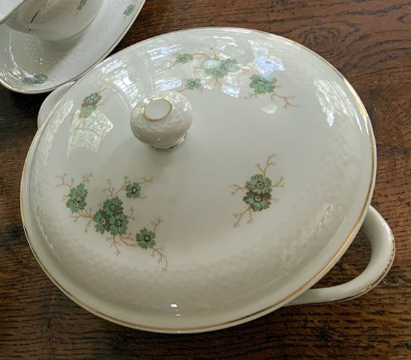 7077 (White) Round Covered Vegetable
