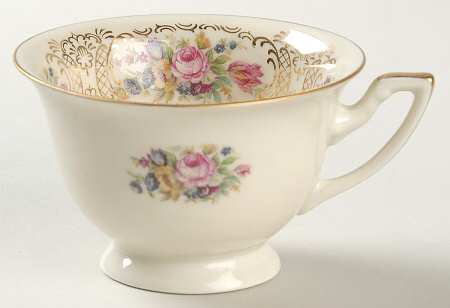 Richelieu Footed Cup