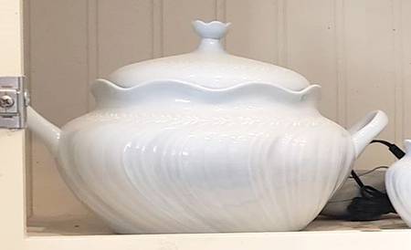 Bianca Round Covered Vegetable