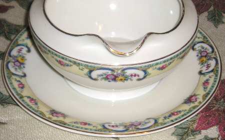 THU153 Gravy Boat with Attached Underplate
