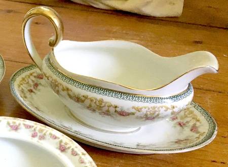 TRV213 Gravy Boat with Attached Underplate