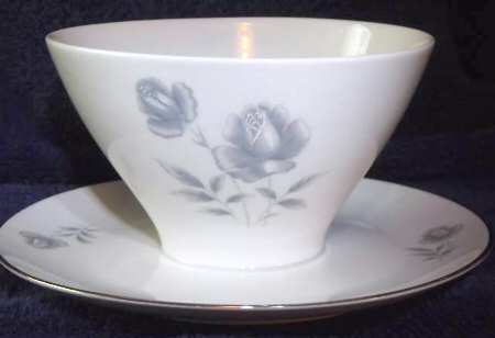 3946 Gravy Boat with Attached Underplate