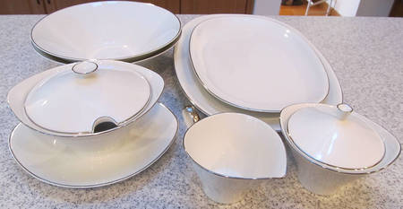 Elegance Platinum Gravy Boat w/Attached Underplate & Lid