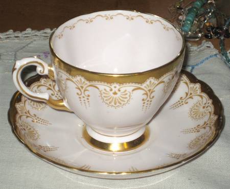 8229H Footed Cup & Saucer Set