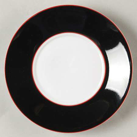 Due Black Saucer