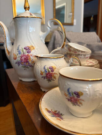 THU181 Footed Cup & Saucer Set