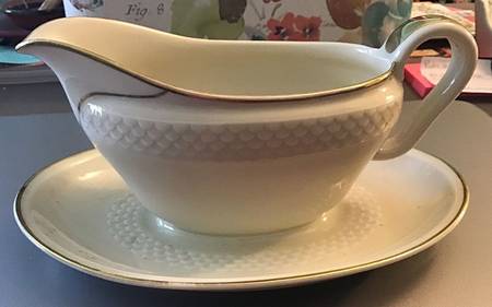 01915 Gravy Boat with Attached Underplate