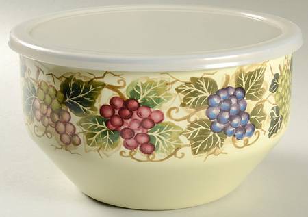 Cabernet (Semi Scallop, Rippled) 8" Metal Mixing Bowl & Plastic Lid