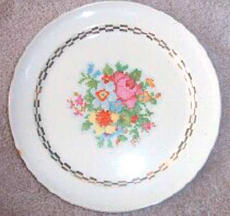 Lace Petite Laurel (Gold Trim) Dinner Plate