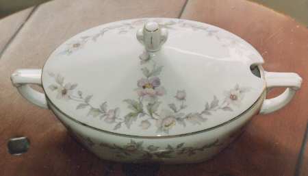 18111 Tureen &  Lid