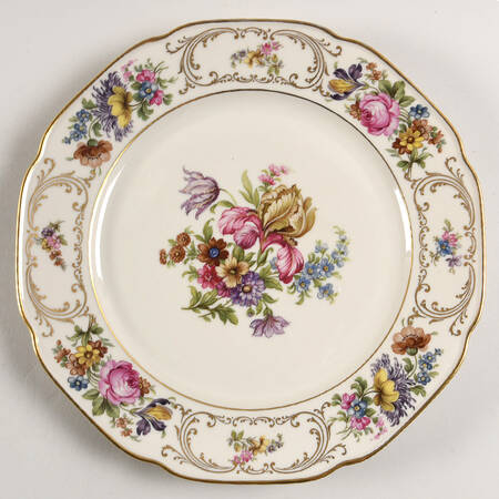 Wettin (Scalloped) Dinner Plate by Tirschenreuth