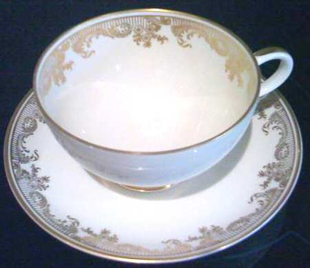 01916 Footed Cup & Saucer Set