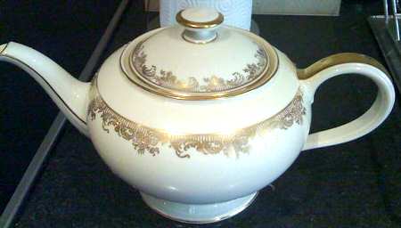 01916 Teapot & Lid