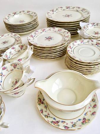 THO297 Footed Cup & Saucer Set