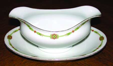 TIR368 Gravy Boat with Attached Underplate