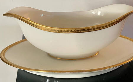 7635 Gravy Boat with Attached Underplate