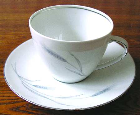 THO370 Flat Cup & Saucer Set
