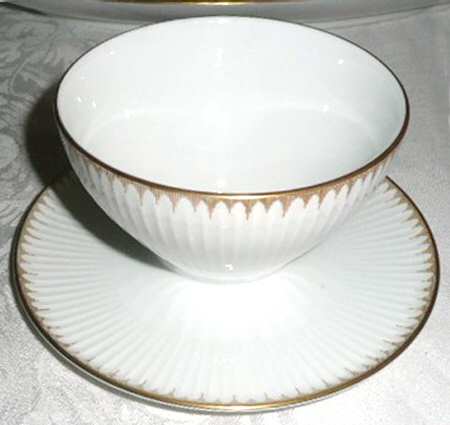 THO419 Gravy Boat with Attached Underplate