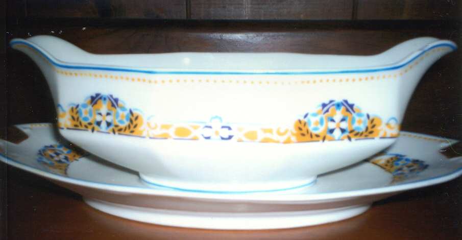 TED1 Gravy Boat with Attached Underplate