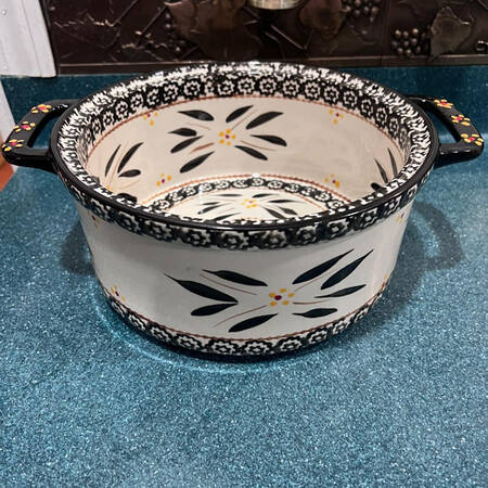 Old World Black 1 Qt Round Stacking Baker