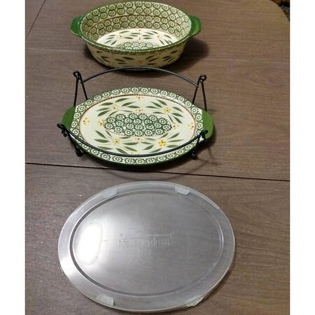 Old World Green 13" Oval Tab Handled Baker w/Plastic Lid, Lid-It & Metal Stand