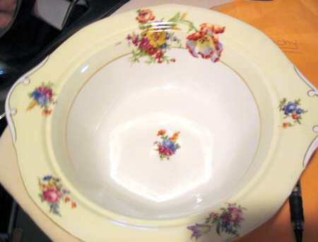 17666 9" Round Vegetable Bowl