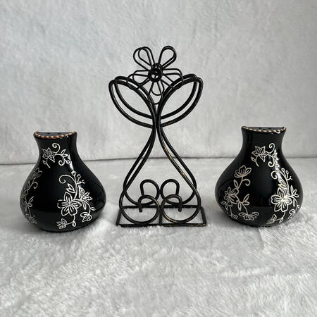 Floral Lace Black Salt & Pepper w/Metal Stand