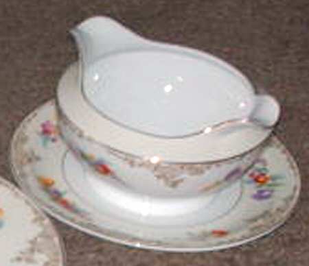 THU448 Gravy Boat with Attached Underplate