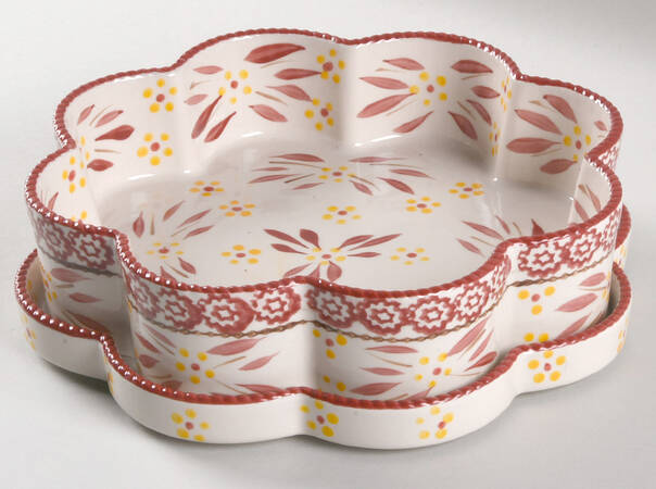 Old World Red 1.5 Qt Flower Shaped Baker & Lid-It by Temp-Tations