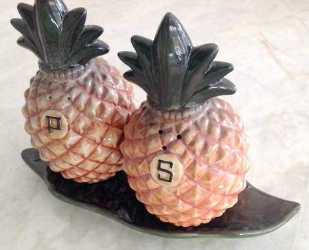 TMM5 Figural Salt and Pepper Tray Set