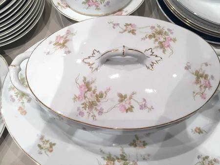 3982 Oval Covered Vegetable