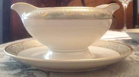 855 Gravy Boat with Attached Underplate
