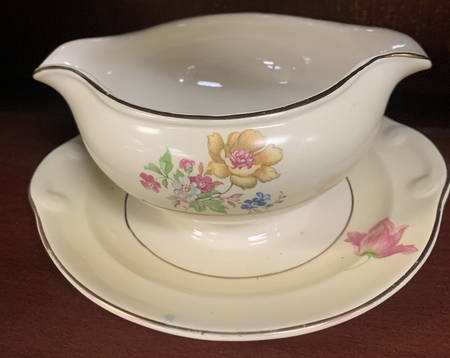 TST1146 Gravy Boat with Attached Underplate