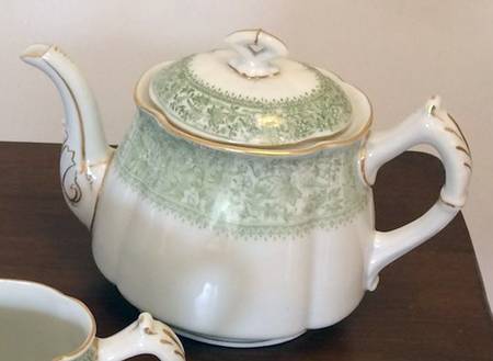 1099 Green Teapot & Lid