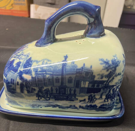 CX919 Cheese Dish with Lid (Wedge)
