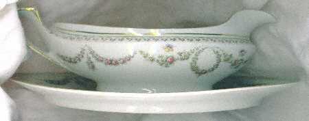 3719 Gravy Boat with Attached Underplate