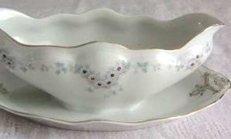 3213 Gravy Boat with Attached Underplate