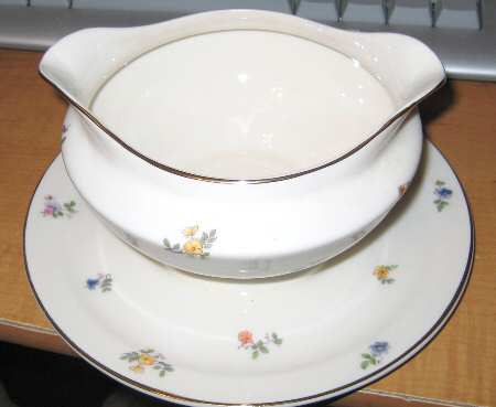 AB9444 Gravy Boat with Attached Underplate